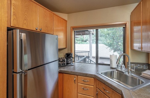 RiverWild Condo | EV Charger-Private Hot Tub-25 mins to Mt Bachelor-5 mins to Old Mill