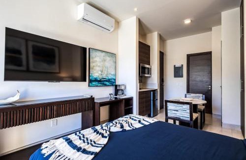 El Tezal House | Exquisite Apartment with Balcony, TV, WiFi, Heated Pool & Gym/Fitness Room