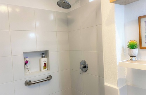 Zona 12 Hotel | Family room with air conditioning. Near Guatemala airport, zone 12.