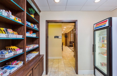 McAllen Condo | Free Breakfast. Outdoor Pool & Hot Tub. Great Location! Quick Drive to the University of Texas Rio Grande Valley