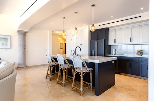 Buzzards Condo | Gorgeous penthouse with pool and jacuzzi amenities
