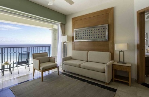 Punta Cancun Resort | Grand Resort in Captivating Cancún with Air Conditioning, Gym and WiFi