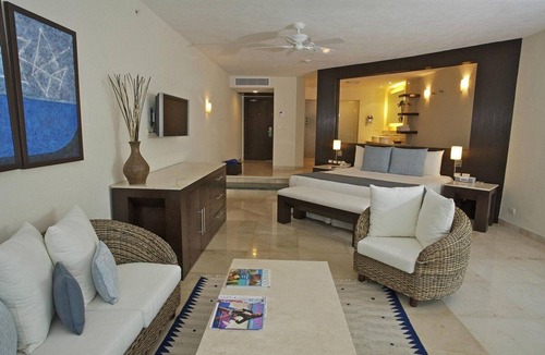 Punta Cancun Resort | Grand Resort in Captivating Cancún with Air Conditioning, Gym and WiFi