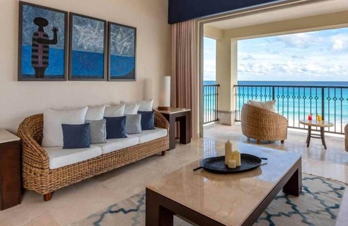 Punta Cancun Resort | Grand Resort in Captivating Cancún with Air Conditioning, Gym and WiFi