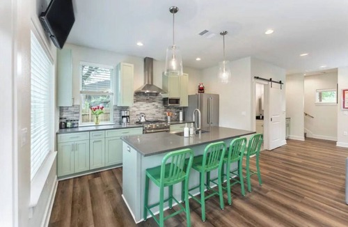 South Lamar House | Great Location - ACL Weekend 1 and Texas v Arkansas Weekend Available