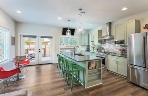 South Lamar House | Great Location - ACL Weekend 1 and Texas v Arkansas Weekend Available