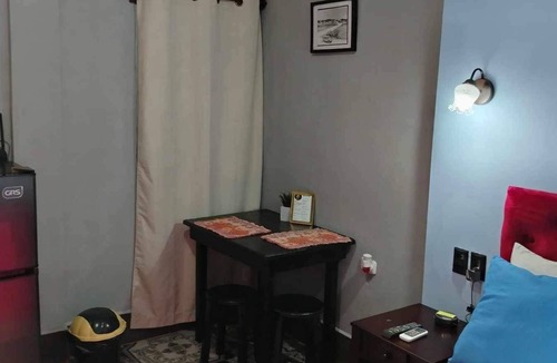 San Benito Hostel | Habitacion con aire acondicionado refrigerador area para ftrabajar baño pribado