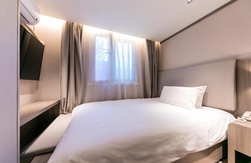 Changning Hotel | Hanting Hotel Shanghai Zhongshan Park Subway Station