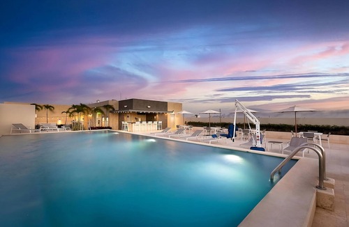 Xcumpich House | Haven of Relaxation! Free Breakfast and Parking, Outdoor Pool, Pets Allowed!