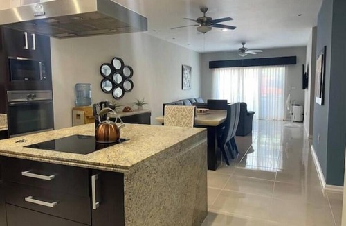Downtown Villa | Heliko, 2 blocks from the beach!