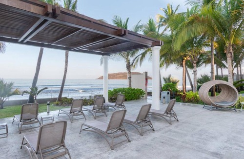 Zona Dorada Apartment | Hermoso Condo al Pie de la Playa Camino al Mar