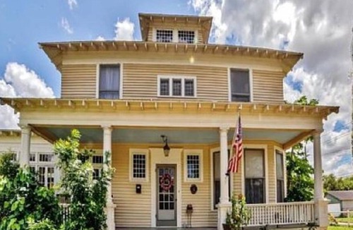 Brownsville House | Historic Charm- Modern Amenities Downtown Brownsville. Close to SPI, Space X