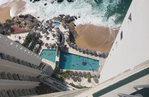 Costera Acapulco Hotel | Hotel Torres Gemelas vista al mar a pie de playa