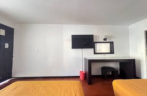 Morelia Hotel | Hotel Villa Capri, 2 double beds 4 Guests