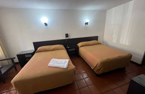 Morelia Hotel | Hotel Villa Capri, 2 double beds 4 Guests