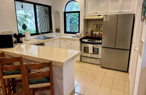 Campo de Golf Fonatur Condo | Hotel Zone convenience, with the comforts of home! Sleeps 6- King and 2 queens