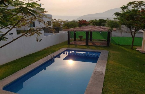 Jojutla House | House in Teques Rooftop & private Jacuzzi