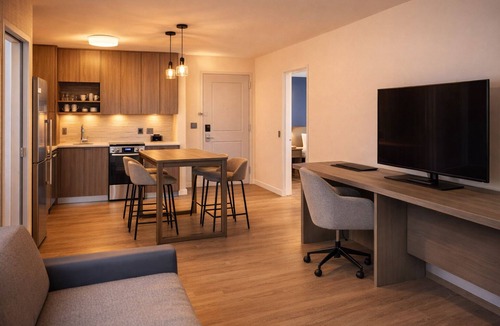 Zona Hotelera Hotel | Ideal Mix of Comfort and Value! 2 Convenient Units, Free Breakfast & Parking