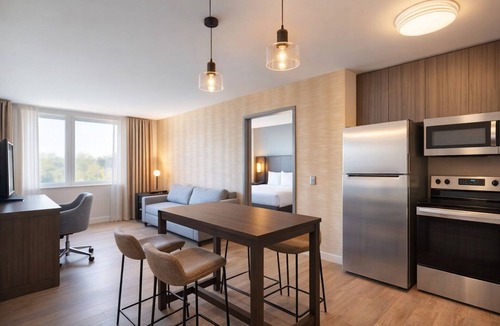 Zona Hotelera Hotel | Ideal Mix of Comfort and Value! 2 Convenient Units, Free Breakfast & Parking