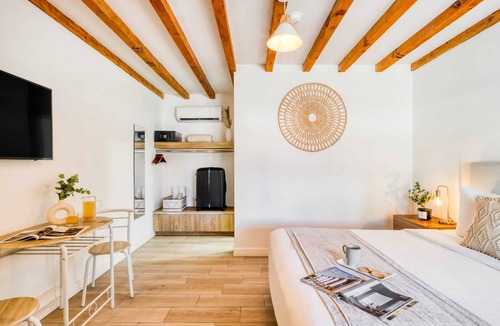 Playa Ensenada Apartment | Intimate Studio Near the Beach: Pool+Jacuzzi+Bikes
