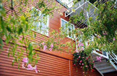 Ren'ai House | Iris Farmhouse