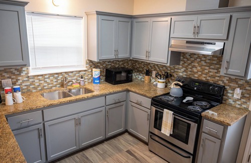 Edinburg House | King Bed 4 Baths Pet Friendly with Backyard Sleeps 10!