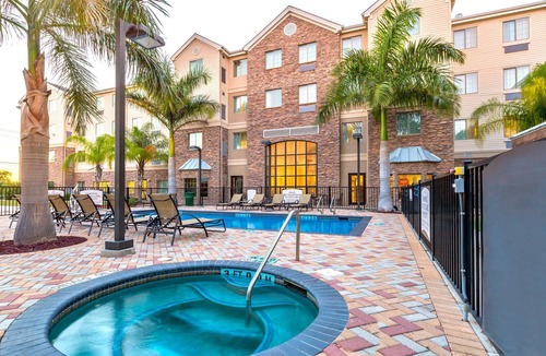 McAllen Condo | King Suite. Free Breakfast. Outdoor Pool & Hot Tub. Great for Business Travelers!