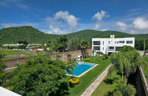 Ayala House | La Casa Blanca Vip