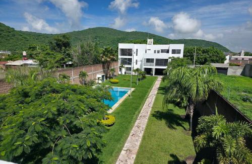 Ayala House | La Casa Blanca Vip