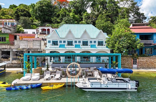 Flores House | Lakefront House | Deck and Water Activities | Up to 60 People