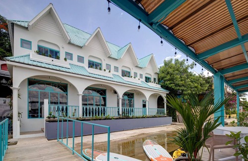 Flores House | Lakefront House | Deck and Water Activities | Up to 60 People