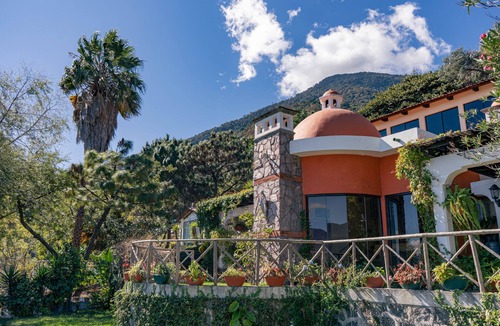 San Pedro La Laguna Villa | Lakefront Villa with Jacuzzi and Basketball Court