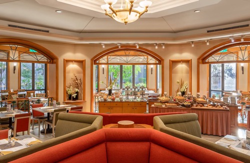 East District Hotel | Lakeshore Hotel