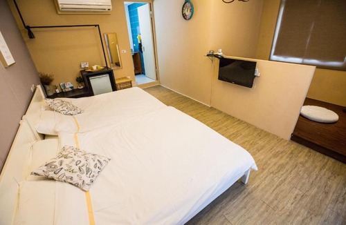 East District House | Leaf Hostel