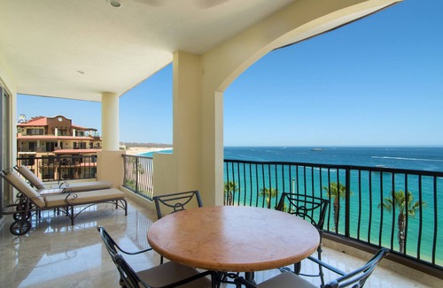 Cabo San Lucas Resort | Located on the pristine medrano beach