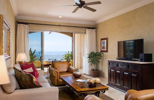 Centro Resort | Located on the pristine medano beach