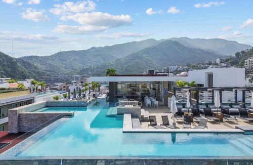 Emiliano Zapata Condo | Loft 268 Retreat | Rooftop Pool, Bar & Gym