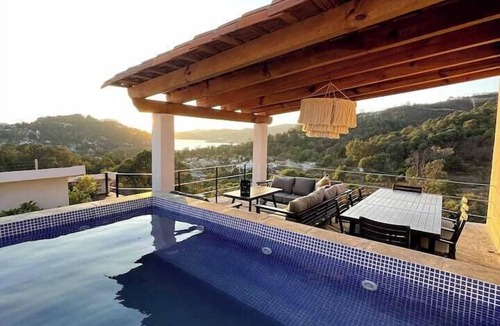 El Calvario House | LUXO Casa Valle de Bravo con jacuzzi y espectacular Vista al Lago