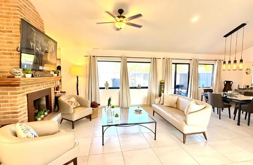 San Antonio Tlayacapan House | Luxurious 3 Bedroom in Ajijic-Sleeps 6-Private Gym-Pickleball Court-Golf Cart