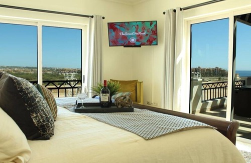 El Medano Ejidal Condo | LUXURIOUS PENTHOUSE W/ ROOFTOP JACUZZI - WALK TO BEACH/DOWNTOWN/MARINAown