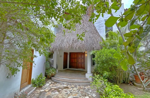 Bucerias House | Luxurious Swimming Pool, one step to the beach, close Restaurants