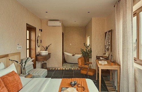 Dong Hoa Villa | Luxury Beach View Pool hot tub Villa for Long Stay