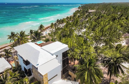 Xpu-Ha House | Luxury Beachfront 6-bedroom villa in wonderful Xpu Ha Beach with housekeeping
