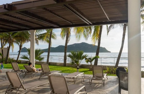 Zona Dorada Apartment | Luxury condo with balcony and front ocean view