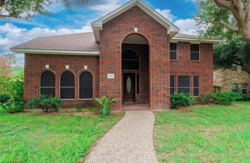Mission House | ~ Luxury~In Ground Pool~Spacious~Grill~Sleeps 16~King bed~5 BR~Rare~Smart TV