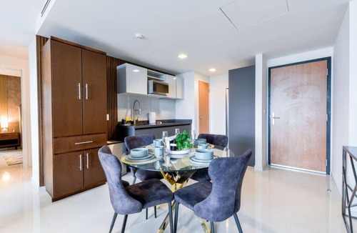 Monterrey Centro Apartment | ¡Luxury in Santa Lucía! Wifi, Gym & Pool 6 guests
