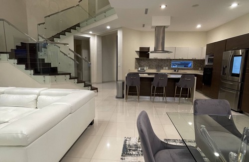McAllen House | Luxury Modern Home/Pool/3 King Beds