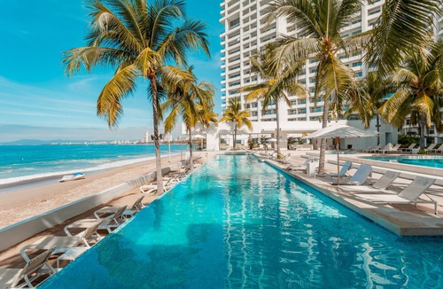 Las Glorias Condo | Luxury Oceanfront 4 BD Condo, 8 pools & rooftop! 4BD Condo for rent in North Hot