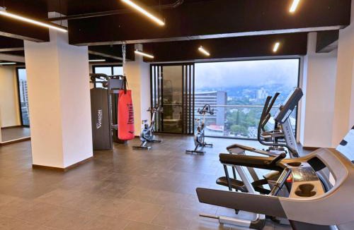 Zona 10 Apartment | Luxury One-Bedroom City Views, Pool & AC