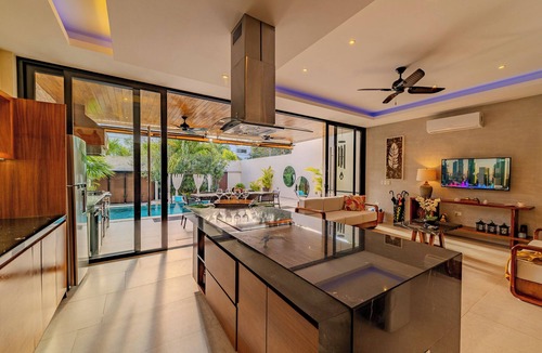 La Veleta Villa | Luxury villa Casa Frank w/4 BDR, Infinity pool, heated jacuzzi, walk to shops